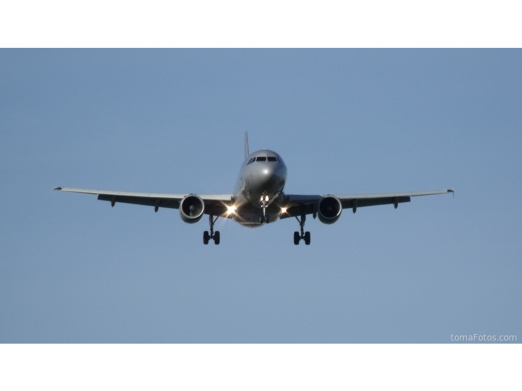 Airbus A-320 gris sobre fondo azul