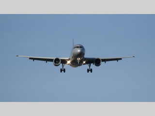 Airbus A-320 gris sobre fondo azul
