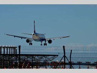 Avión a punto de tomar tierra