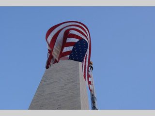 Bandera americana ondeando frente al obelisco