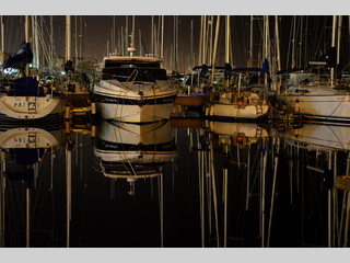 Barcos amarrados en el puerto de noche