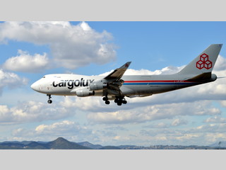 Boeing 747-400 Freighter vuela rasante