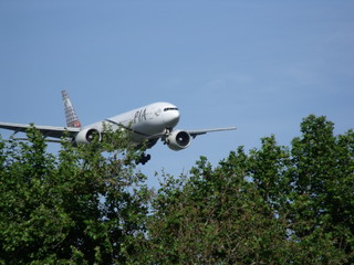 Un Boeing 777 sale tras los árboles
