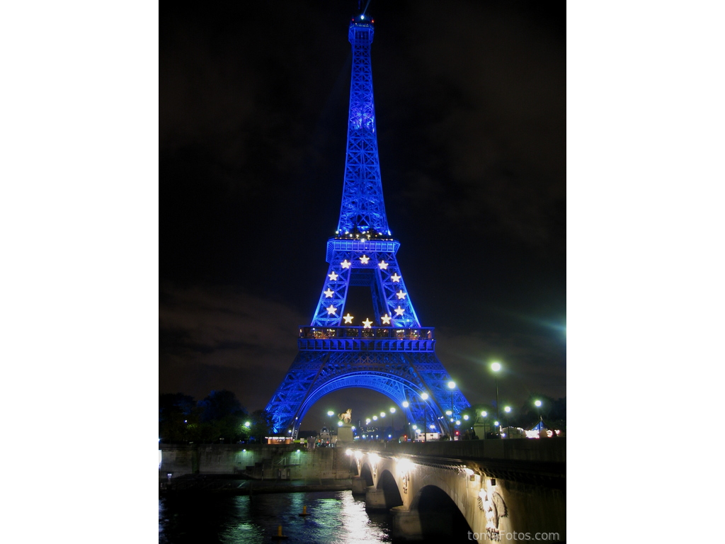 Detalle de la torre Eiffel iluminada en azul