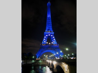 Detalle de la torre Eiffel iluminada en azul