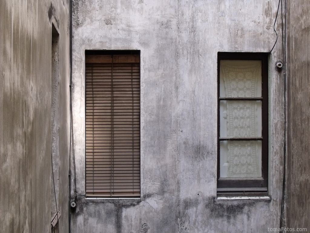 Dos ventanas en un patio interior