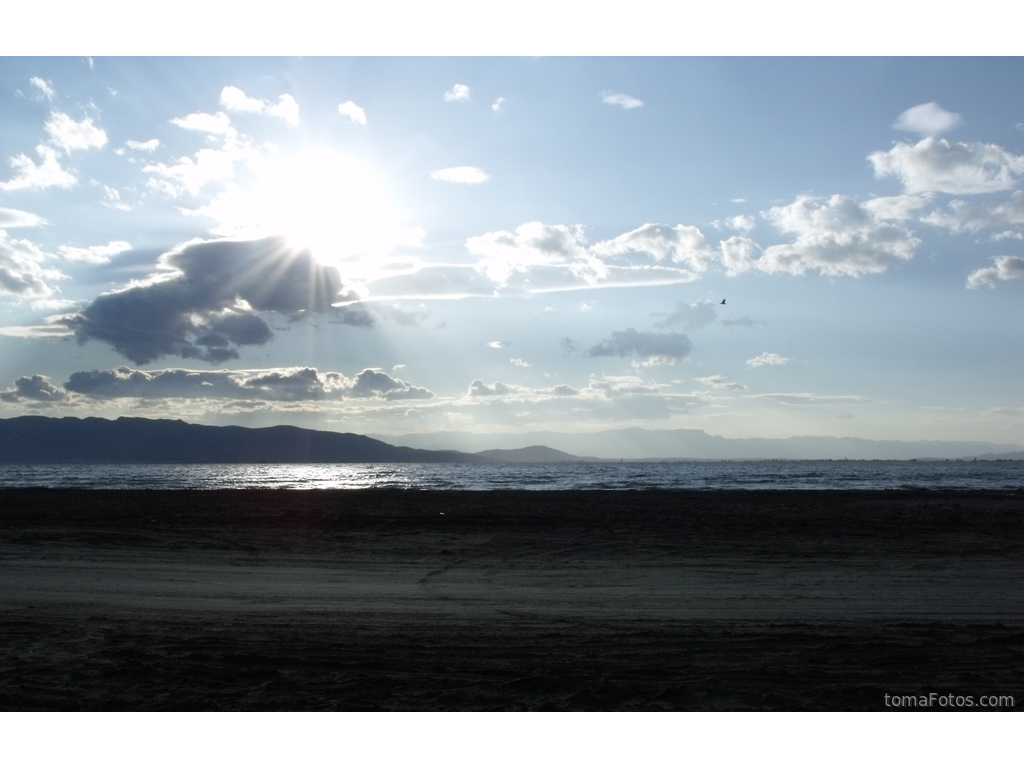 El sol deslumbra entre las nubes