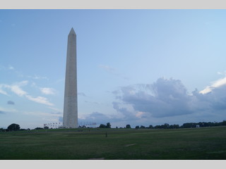 Gran obelisco blanco en el Washington Mall