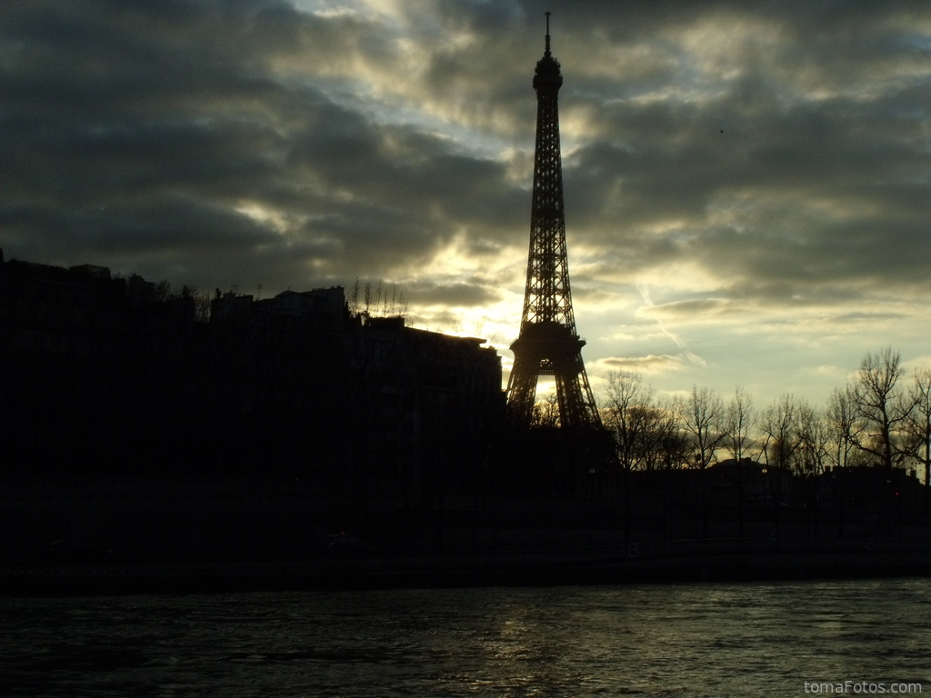 La torre Eiffel a contraluz en la puesta de sol