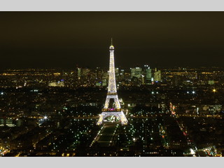 La Tour Eiffel brillando en la noche