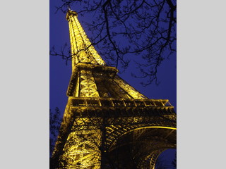 La Tour Eiffel iluminada al anochecer