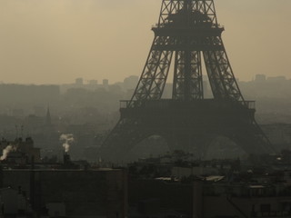 La Tour Eiffel se levanta sobre los tejados de París