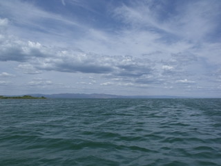 Las montañas de la costa vistas desde el mar