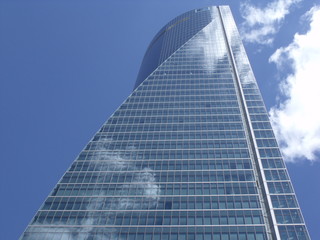 Nubes reflejadas en fachada de cristal