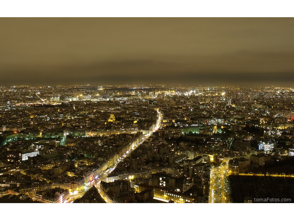 Panorámica aérea de la ciudad de noche