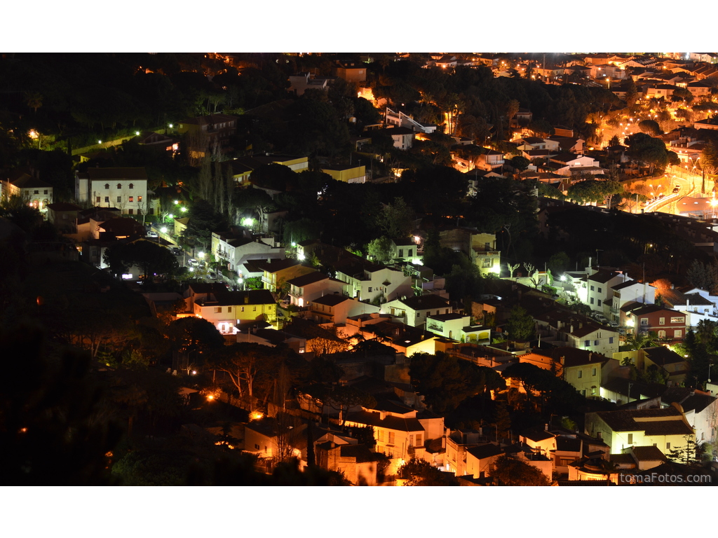 Panorámica de un pueblo de noche