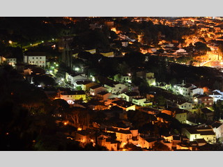 Panorámica de un pueblo de noche
