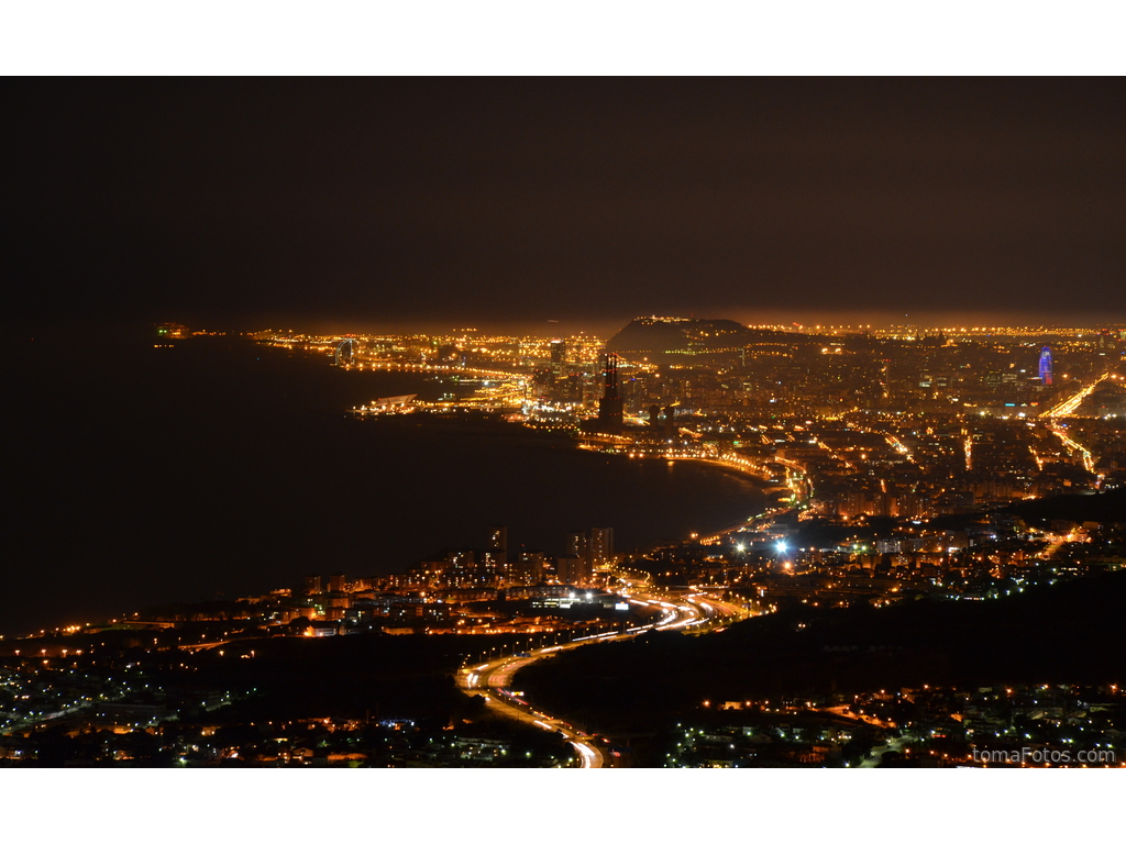 Panorámica nocturna de Barcelona, frente marítimo