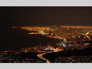 Panorámica nocturna de Barcelona, frente marítimo