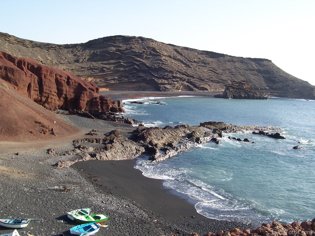 Playa de Lanzarote con barcas