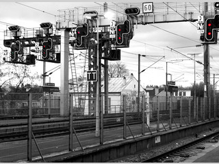 Pórticos de semáforos en blanco y negro