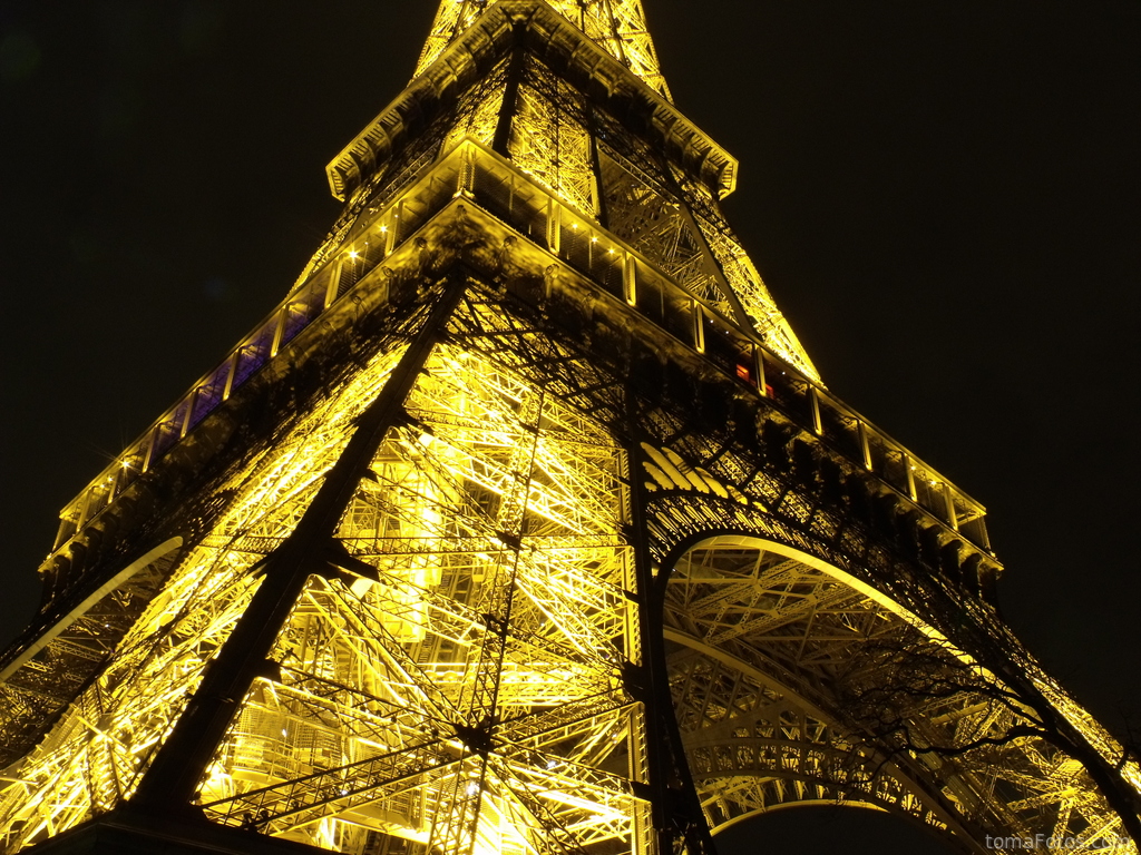 Primera y segunda plantas de la torre Eiffel por la noche
