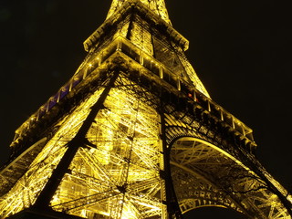 Primera y segunda plantas de la torre Eiffel por la noche