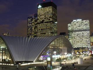 Rascacielos y edificios futuristas por la noche