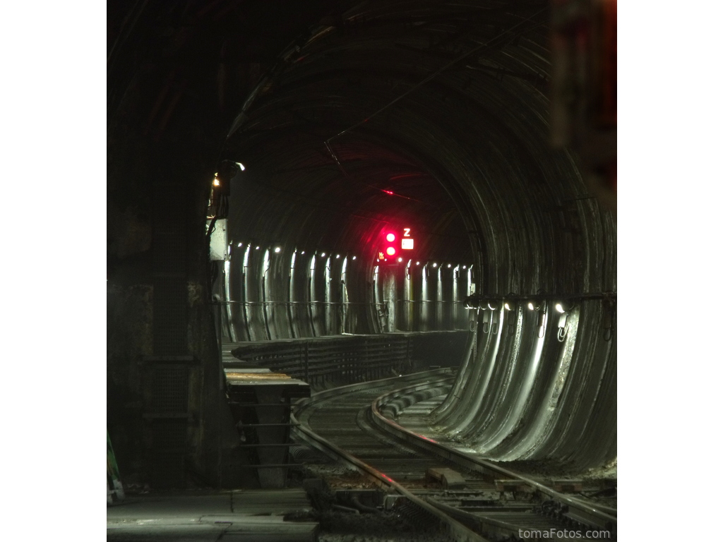 Semáforo rojo doble en el túnel