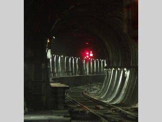 Semáforo rojo doble en el túnel