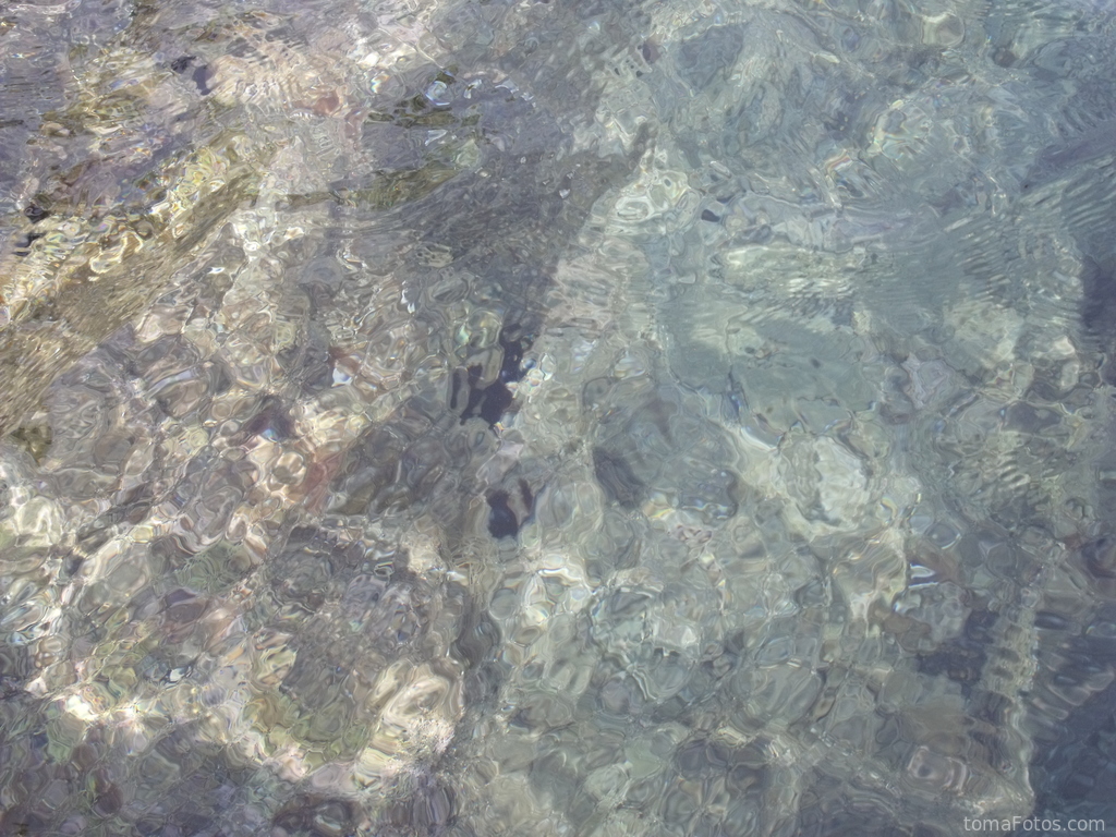 La superficie del agua distorsiona el fondo del mar