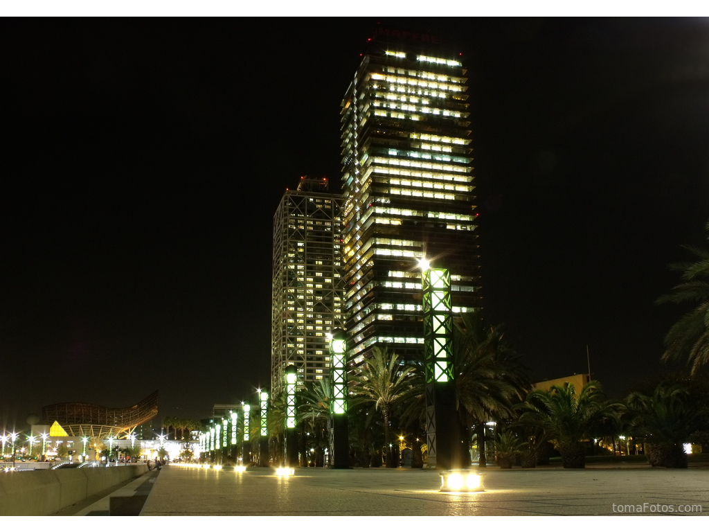 Torres gemelas en Barcelona de noche