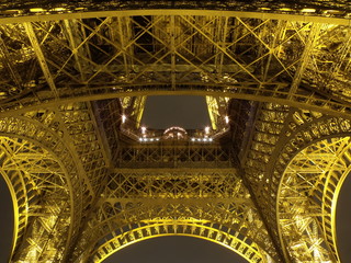 La Tour Eiffel de noche, vista desde abajo