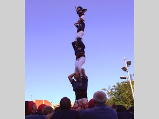 Una colla de castellers construye un pilar