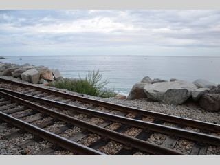 Vías junto al mar