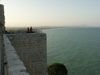 Vistas desde un castillo sobre el mar